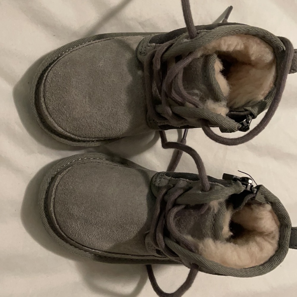 UGGS - Picture 16 of 16